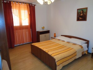 Apartamento, 1 quarto (N1) | Escrivaninha, Wi-Fi de cortesia, roupa de cama