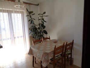 Apartment, 2 Schlafzimmer (N2) | Essbereich im Zimmer