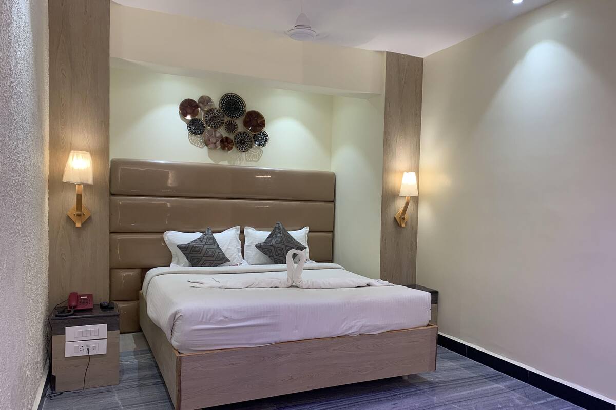 Suite Royal | Ropa de cama de alta calidad, escritorio, sistema de insonorización