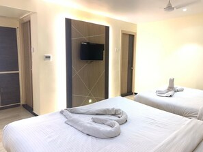 Premium bedding, desk, soundproofing, iron/ironing board - Hotel Temple City (Madurai)