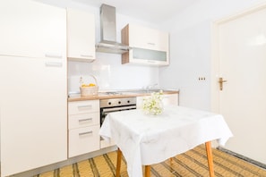 Apartment, 1 Bedroom | In-room dining