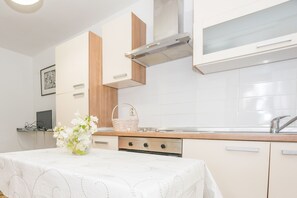 Apartment, 1 Bedroom | In-room dining