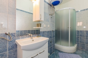 Apartment, 1 Bedroom | Bathroom | Towels, soap, toilet paper - Apartments Guido close from the beach (Medulin)