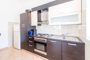 Appartement, 2 chambres | Cuisine privée | Grand réfrigérateur, four, plaque de cuisson, cafetière/bouilloire