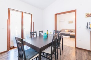 Appartement, 2 chambres | Restauration dans la chambre