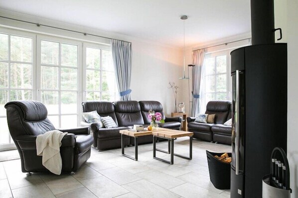 Smart TV, fireplace, DVD player