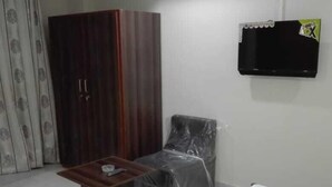 أغطية فراش متميزة وأسرّة بإسفنج يتكيف مع شكل الجسم وخزنة داخل الغرفة
