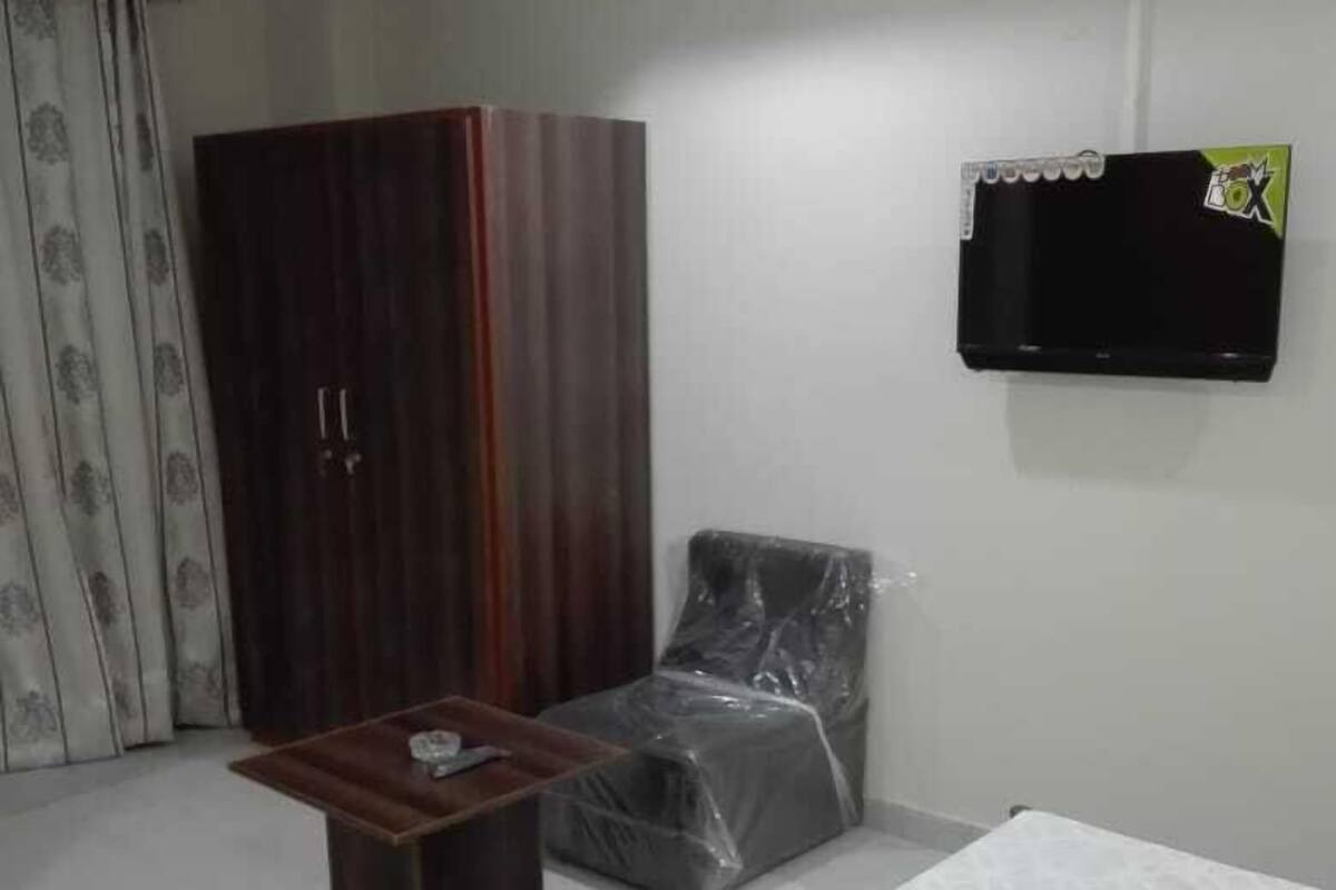 华丽客房 | 高档床上用品、记忆海绵床垫、客房内保险箱、免费 WiFi