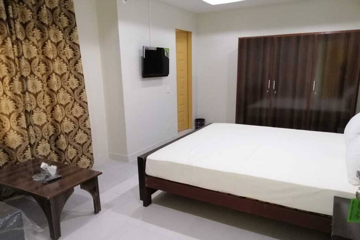 Deluxe Room | Premium bedding, memory foam beds, in-room safe, WiFi (free)