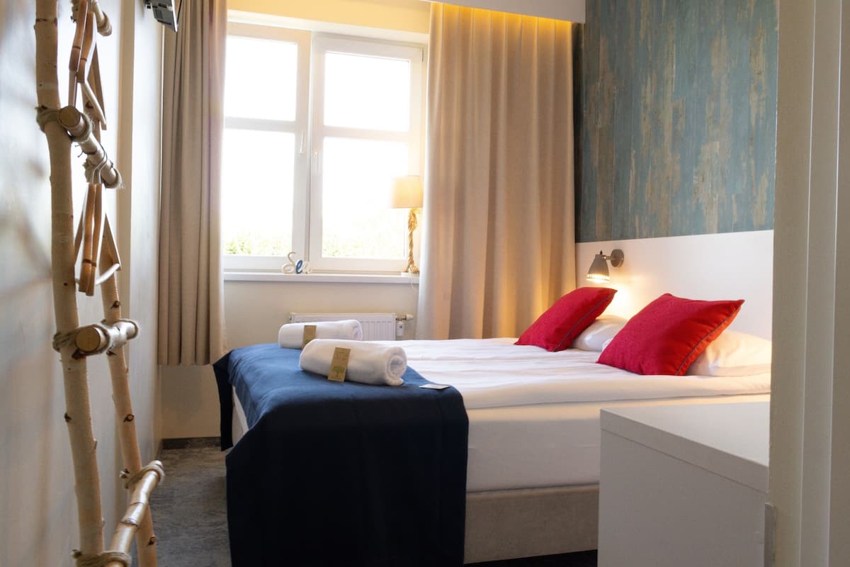 1 bedroom, hypo-allergenic bedding, memory foam beds, laptop workspace