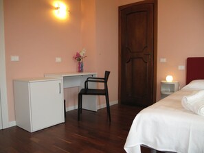 Habitación superior con 1 cama doble o 2 individuales, baño privado | Wifi gratis y ropa de cama