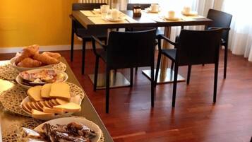 Tägliches inbegriffenes kontinentales Frühstück