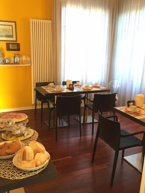 Free daily continental breakfast - B&B Elio's Place (Seveso)