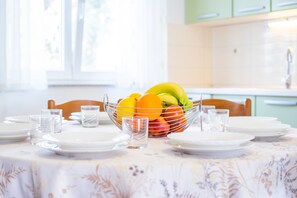 Apartamento, 4 quartos | Opções para refeição no quarto