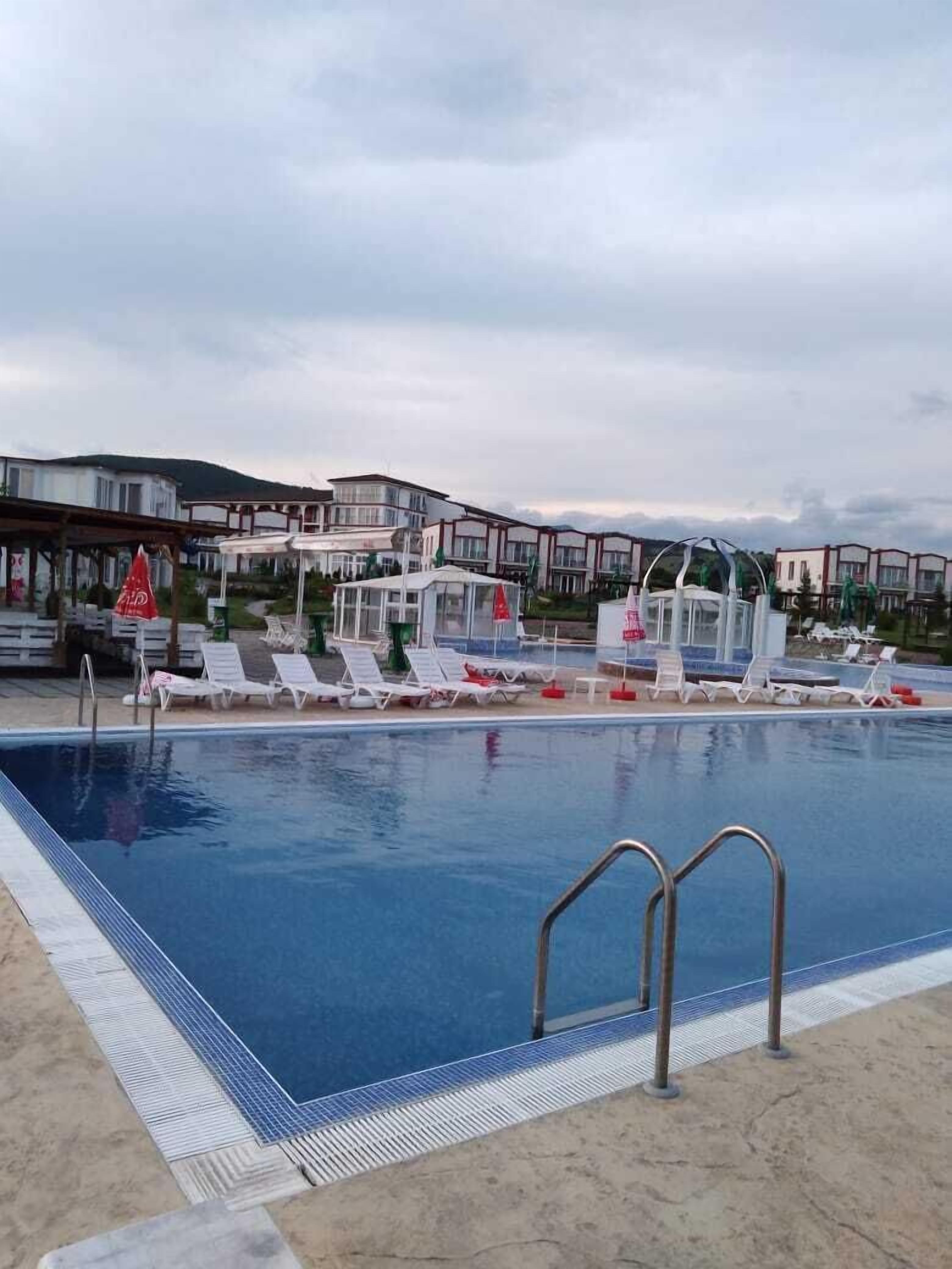 室内游泳池，室外游泳池