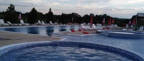 Una piscina cubierta, una piscina al aire libre