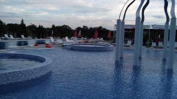 Piscine couverte, piscine extérieure