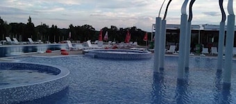 Le confort de la maison entouré de montagnes, d'eau minérale thermale et d'une nature unique.