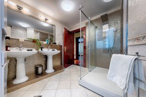 Superior Apartment (D8) | Bathroom | Shower, free toiletries, hair dryer, towels - Villa Sunset Water (Vis)