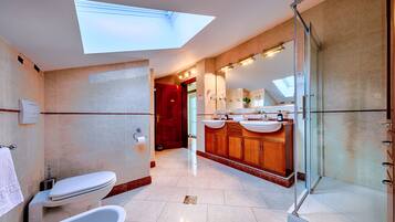 Apartment, 2 Bedrooms | Bathroom