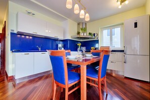Apartamento (Penthouse B4) | Cocina privada | Frigorífico grande, microondas, horno y placa de cocina