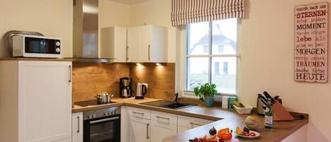 冷蔵庫、電子レンジ、オーブン、コンロ