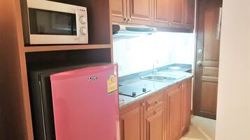Studio | Private kitchen | Fridge, microwave, stovetop, electric kettle