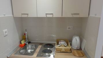 Estudio | Cocina básica privada | Frigorífico, placa de cocina y utensilios de cocina