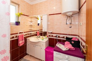 Apartment | Bathroom
