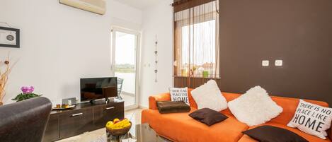 Apartment | Living room | Flat-screen TV