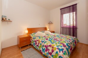 1 habitación, sistema de insonorización y tabla de planchar con plancha 