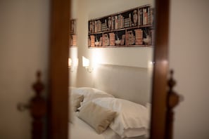 2 bedrooms, iron/ironing board, bed sheets - A huge house in the heart of the historic center of Florence by Mmega (Florence)