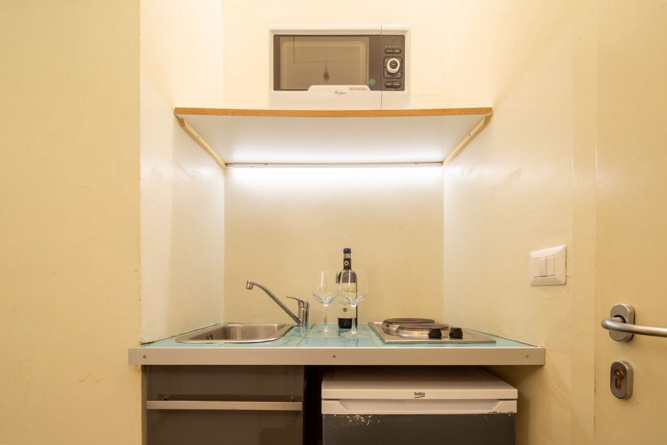 Frigorifero, microonde, forno, piano cottura