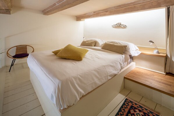 2 bedrooms, iron/ironing board, bed sheets