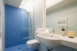 Douche, sèche-cheveux, bidet, serviettes fournies