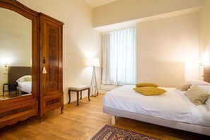 2 habitaciones, tabla de planchar con plancha y ropa de cama 
