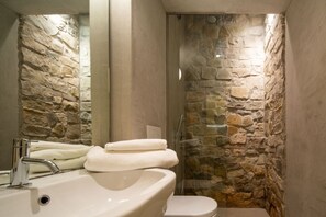 Douche, sĂšche-cheveux, bidet, serviettes fournies