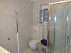 Appartamento, 2 camere da letto | Bagno | Asciugacapelli, asciugamani, sapone, carta igienica