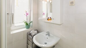 Studio (Apartment) | Bathroom sink - Apartment Irena (Pula)