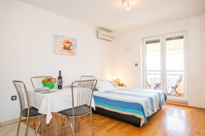 Monolocale (Apartment) | Area soggiorno | TV a schermo piatto