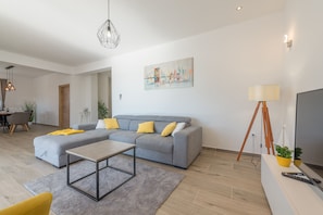 Villa, 3 chambres | Aire de séjour | Téléviseur à écran plat, table de ping-pong