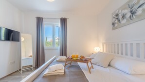Villa, 3 Schlafzimmer | 3 Schlafzimmer, schallisolierte Zimmer, Bügeleisen/Bügelbrett