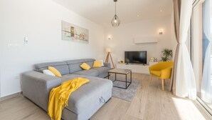 Villa, 3 Schlafzimmer | Wohnbereich | Flachbildfernseher, Tischtennisplatte
