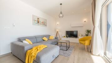 Villa, 3 Schlafzimmer | Wohnbereich | Flachbildfernseher, Tischtennisplatte