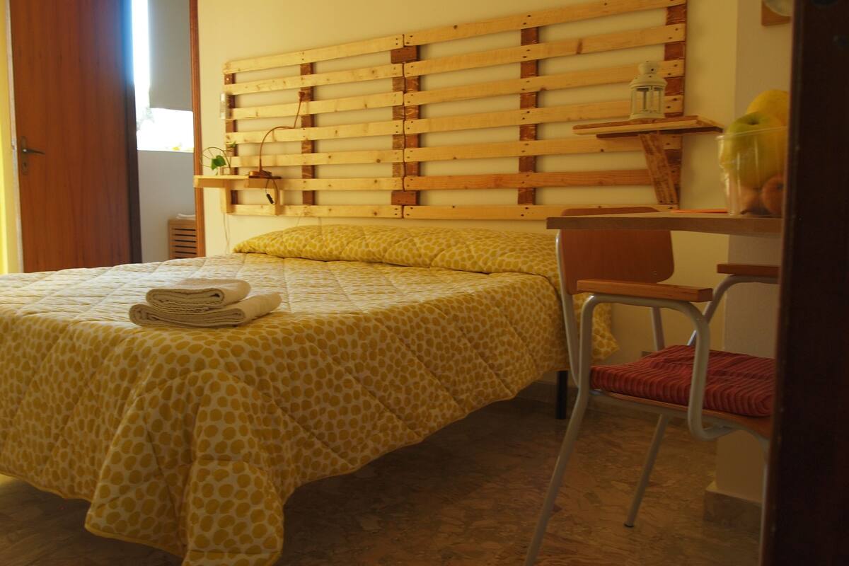 Decoración personalizada, muebles diferentes y cortinas blackout