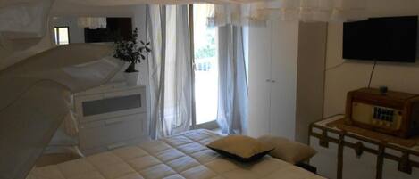 Decoración personalizada, muebles diferentes y cortinas blackout