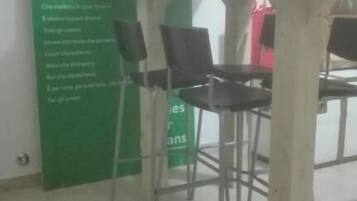 Frigorifero con congelatore, piano cottura, macchina per caffè espresso