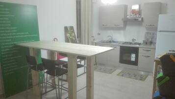 Frigorifero con congelatore, piano cottura, macchina per caffè espresso