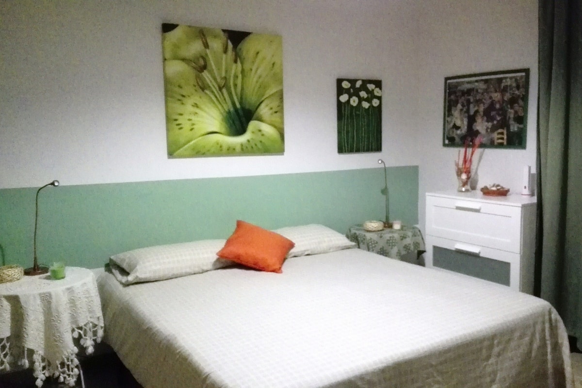 Decoración personalizada, muebles diferentes y cortinas blackout