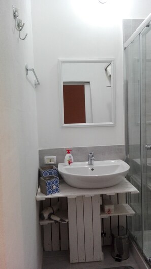 Double Room, Balcony (Azzurra) | Bathroom sink - Casa Bella (Gela)
